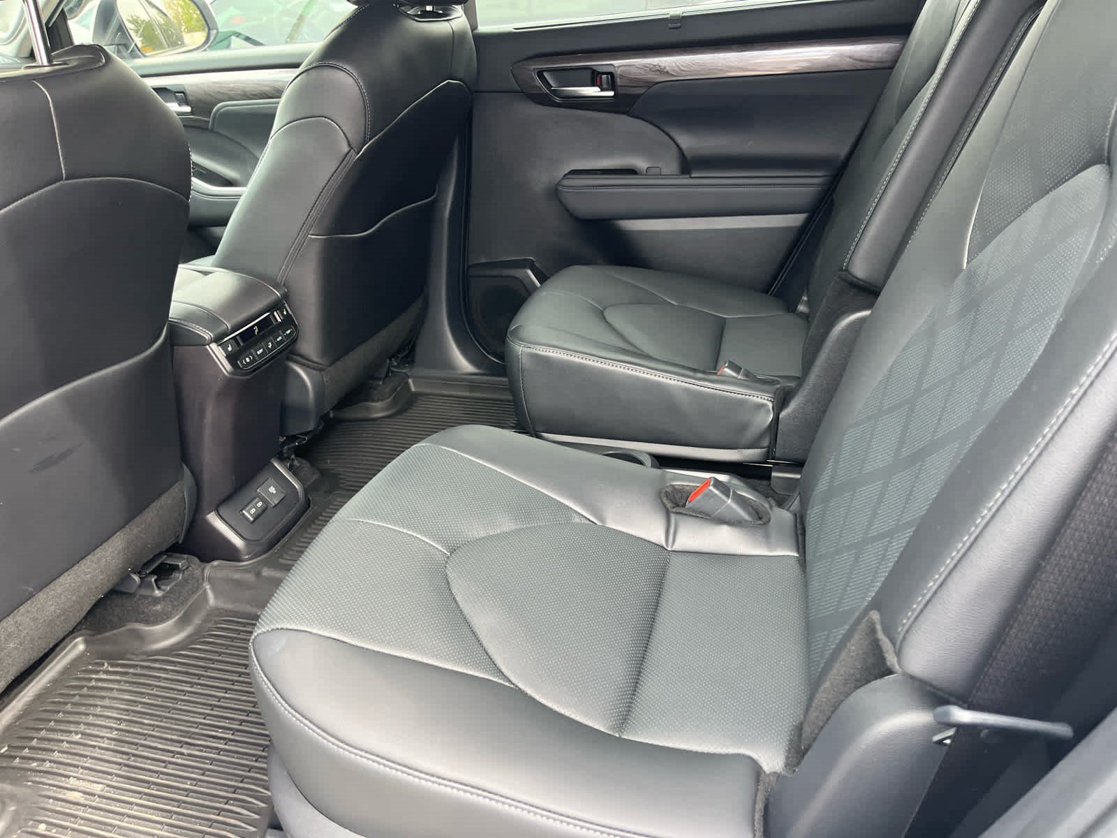 Used 2025 Toyota Highlander Platinum AWD/4WD image 9