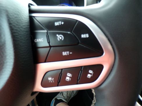 Used 2023 Chrysler Pacifica Touring-L FWD image 18