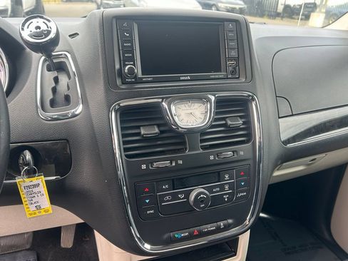 Used 2016 Chrysler Town & Country Touring FWD image 17