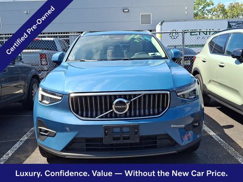 Used 2023 Volvo XC40 B5 Plus w/ Climate Package AWD/4WD image 2