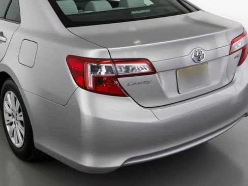 Used 2013 Toyota Camry LE image 9