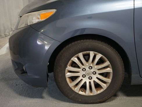 Used 2015 Toyota Sienna XLE image 5
