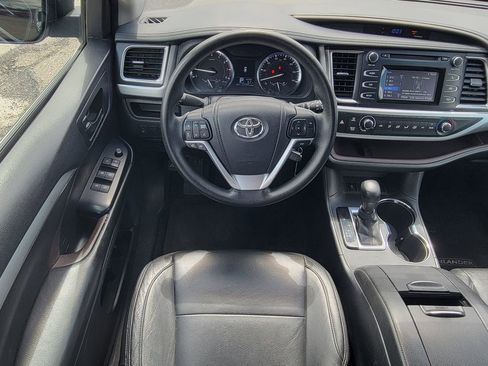 Used 2014 Toyota Highlander LE FWD image 38