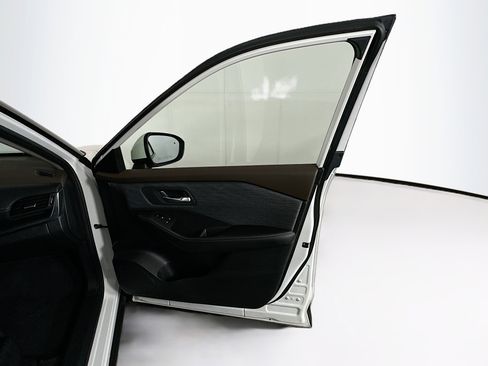 Used 2023 Nissan Rogue SV image 29