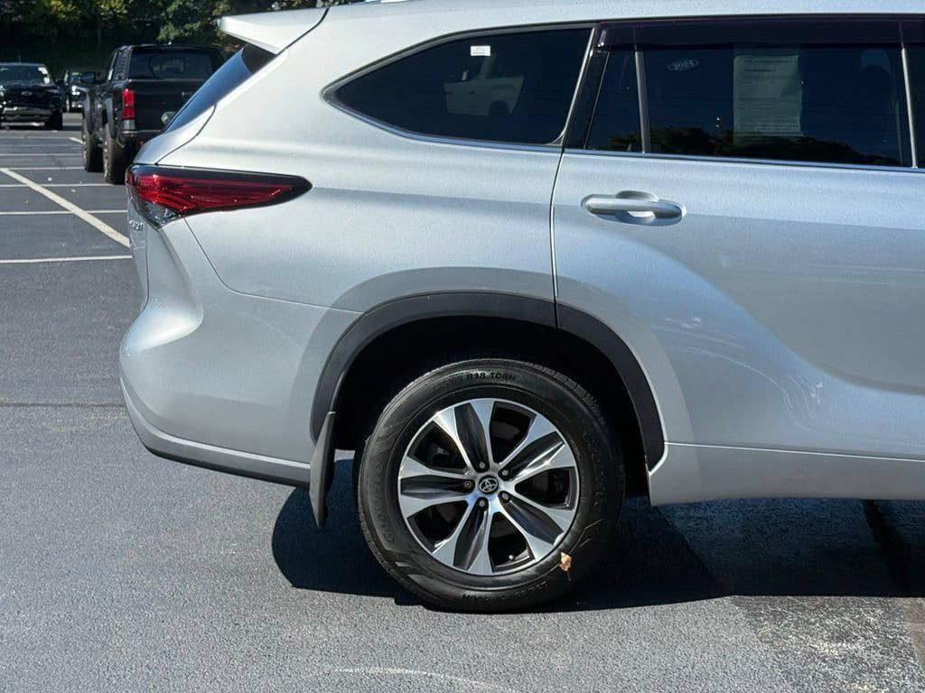Used 2021 Toyota Highlander XLE AWD/4WD image 8
