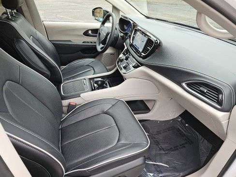 Used 2024 Chrysler Pacifica Limited w/ Uconnect Theater Family Group image 11