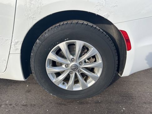 Used 2018 Chrysler Pacifica Touring-L Plus image 11