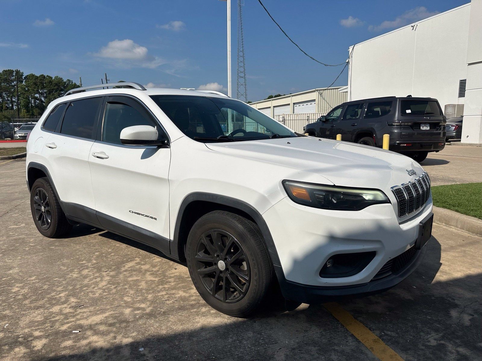 Used 2019 Jeep Cherokee Latitude Plus w/ Comfort/Convenience Group FWD image 1