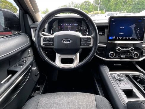 Used 2024 Ford Expedition XLT RWD image 8