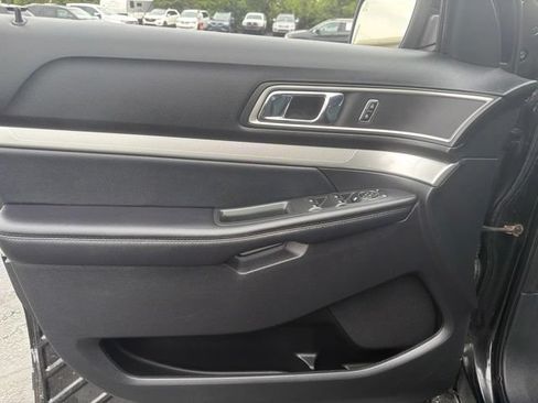 Used 2017 Ford Explorer XLT w/ Equipment Group 202A AWD/4WD image 12