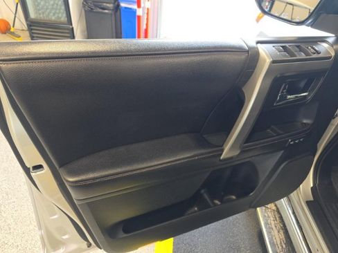 Used 2016 Toyota 4Runner SR5 AWD/4WD image 7