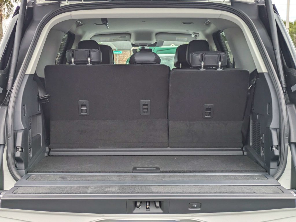New 2027 Lincoln Navigator Premiere RWD image 13