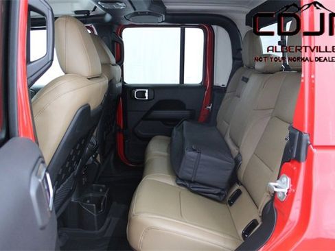 Used 2023 Jeep Gladiator Rubicon w/ Cold Weather Group image 19