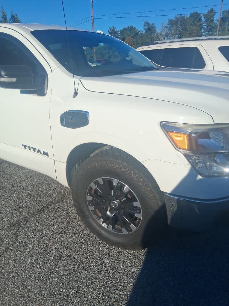 Used 2017 Nissan Titan SV AWD/4WD image 5