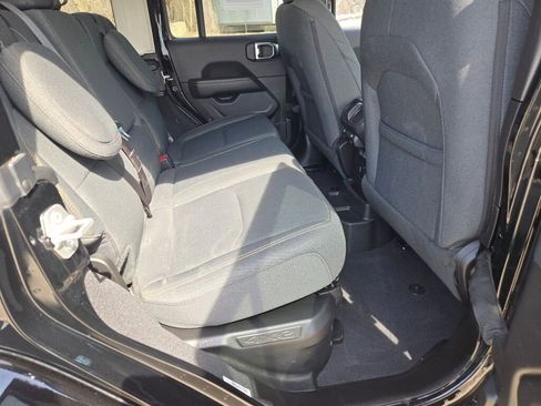 Used 2025 Jeep Wrangler Unlimited Sahara w/ Safety Group image 9