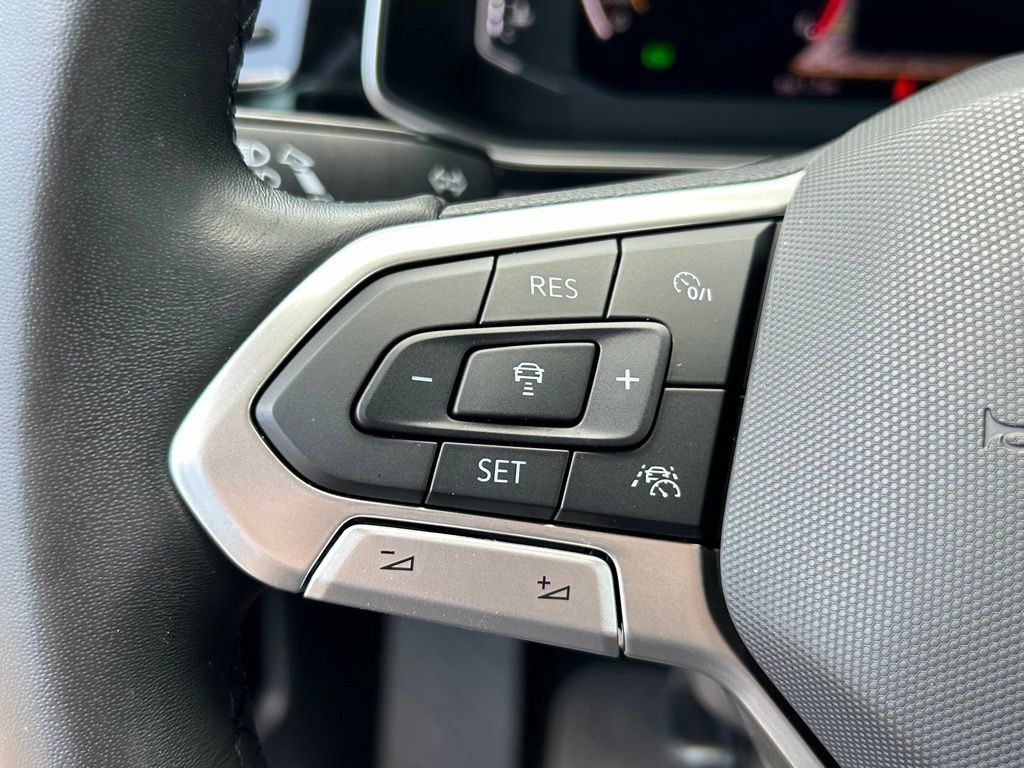 Certified 2025 Volkswagen Jetta SEL FWD image 40