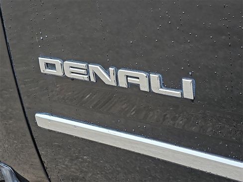 Used 2018 GMC Yukon Denali image 12
