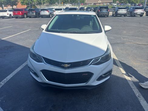 Used 2018 Chevrolet Cruze LT w/ Sun And Sound Package FWD image 2