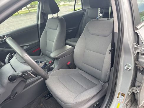 Used 2022 Hyundai Ioniq SE FWD image 11