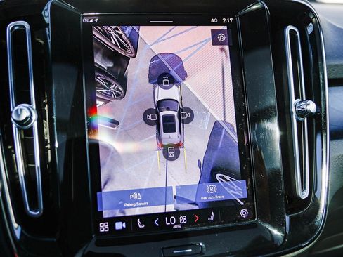 Used 2023 Volvo XC40 Recharge Plus image 28