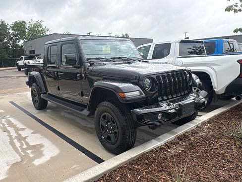 Certified 2023 Jeep Gladiator Overland AWD/4WD image 3
