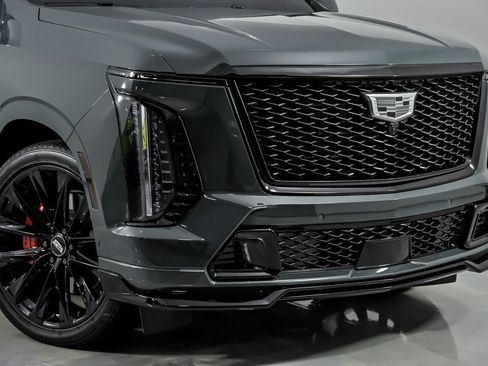Used 2026 Cadillac Escalade ESV V w/ LPO, ONYX Package AWD/4WD image 3