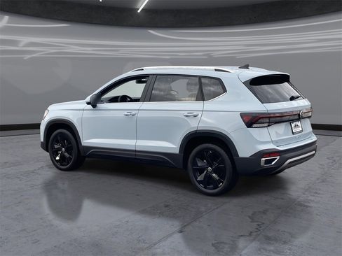 New 2026 Volkswagen Taos SE image 4