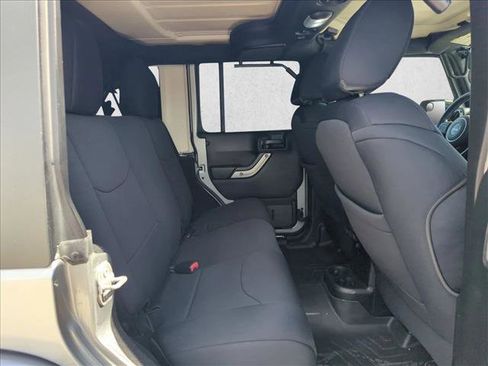 Used 2018 Jeep Wrangler Unlimited Sahara image 15