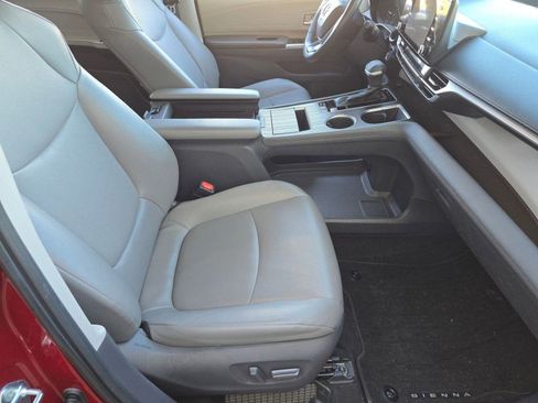Used 2021 Toyota Sienna XLE image 29