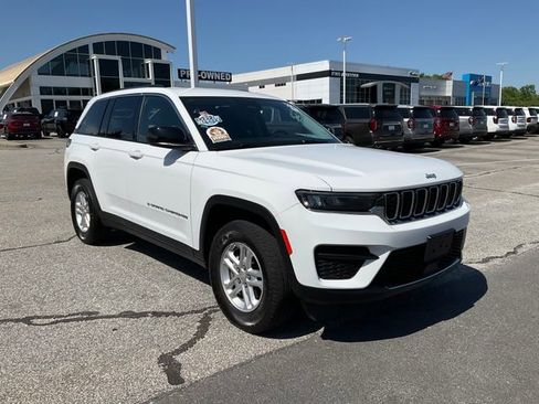 Used 2023 Jeep Grand Cherokee Laredo AWD/4WD image 3