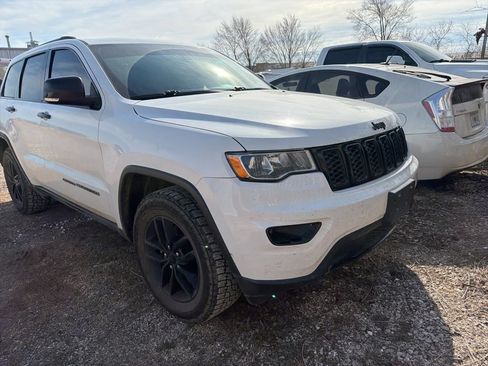 Used 2017 Jeep Grand Cherokee Limited image 2