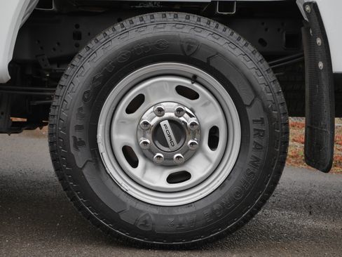 Certified 2024 Ford F250 XL w/ XL Chrome Package image 18