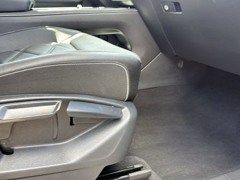 Used 2025 Volkswagen Atlas SE image 25