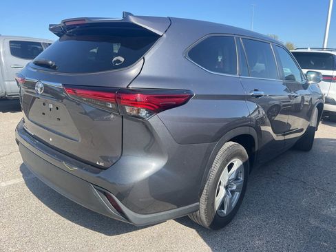 Used 2023 Toyota Highlander LE image 4