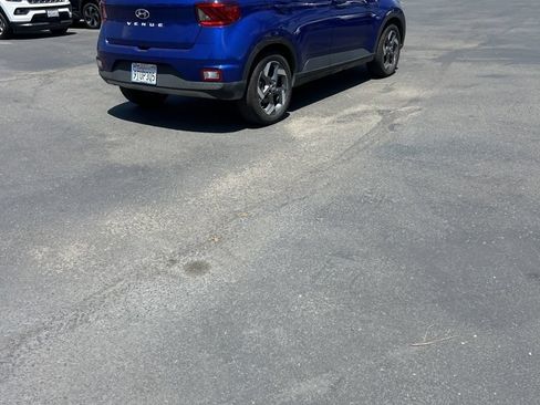 Used 2025 Hyundai Venue SEL FWD image 6