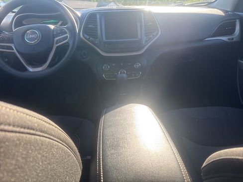 Used 2017 Jeep Cherokee Latitude w/ Cold Weather Group FWD image 12