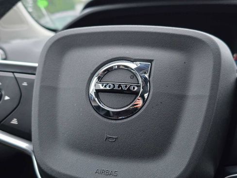 Used 2025 Volvo XC40 B5 Plus image 31