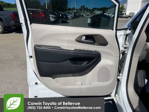 Used 2018 Chrysler Pacifica Touring-L w/ Tire & Wheel Group FWD image 18