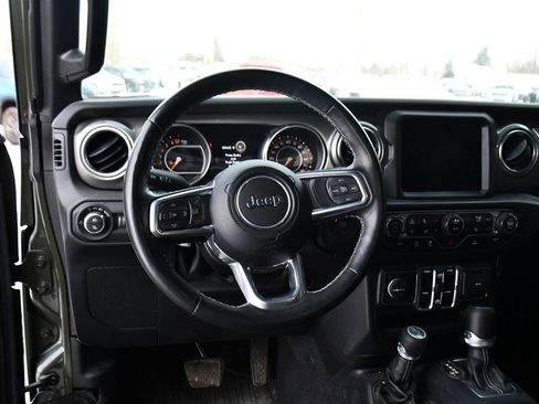 Used 2022 Jeep Gladiator Overland w/ Cold Weather Group image 12