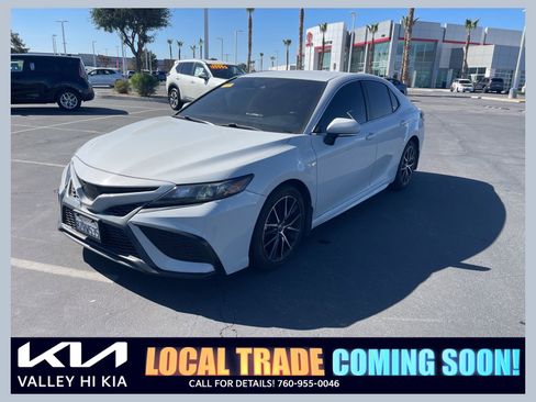 Used 2022 Toyota Camry SE image 1