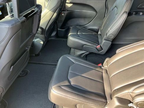 New 2026 Chrysler Pacifica Select image 16