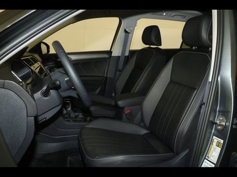 Used 2024 Volkswagen Tiguan SE w/ Panoramic Sunroof Package image 22