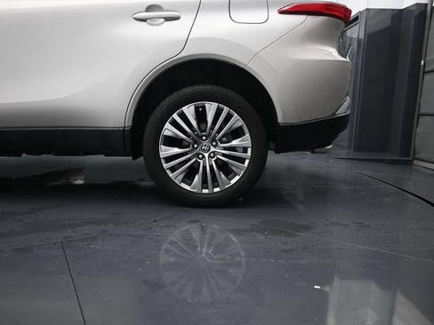 Used 2024 Toyota Venza Limited AWD/4WD image 14