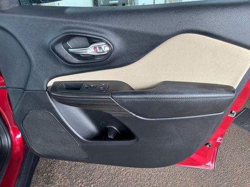 Used 2015 Jeep Cherokee Sport FWD image 31