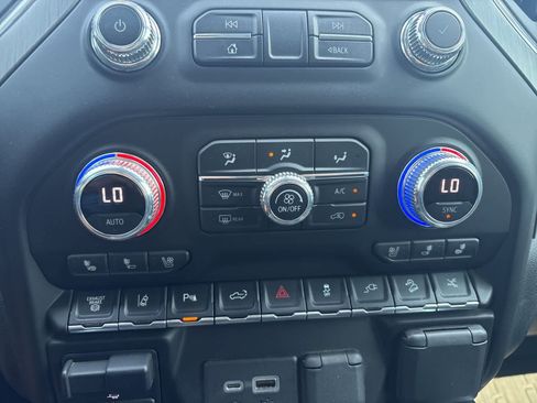 Used 2022 GMC Sierra 2500 Denali w/ Denali Ultimate Package image 17