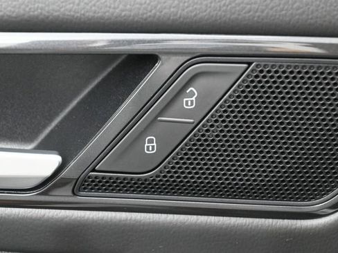 Used 2023 Volkswagen Tiguan SE w/ Panoramic Sunroof Package FWD image 14