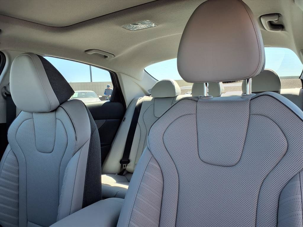 Used 2025 Hyundai Elantra Limited FWD image 6