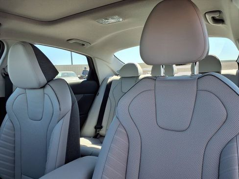 Used 2025 Hyundai Elantra Limited FWD image 6
