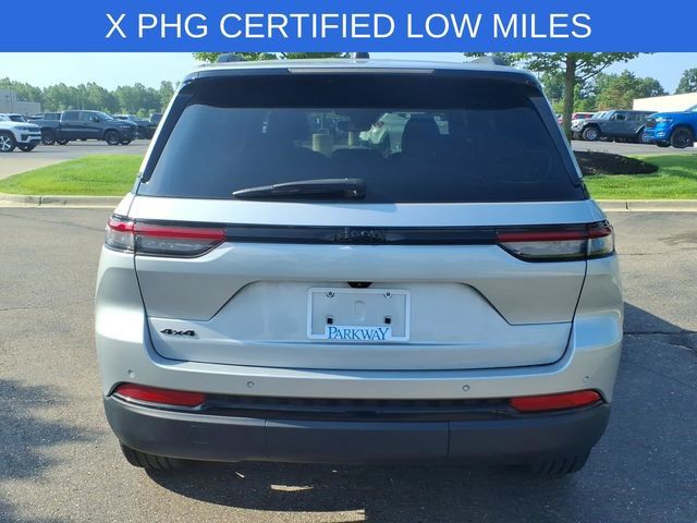 Used 2023 Jeep Grand Cherokee Altitude AWD/4WD image 5