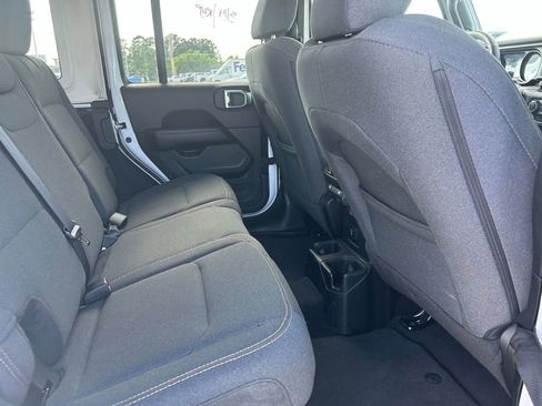 Used 2025 Jeep Wrangler Unlimited Sahara AWD/4WD image 4